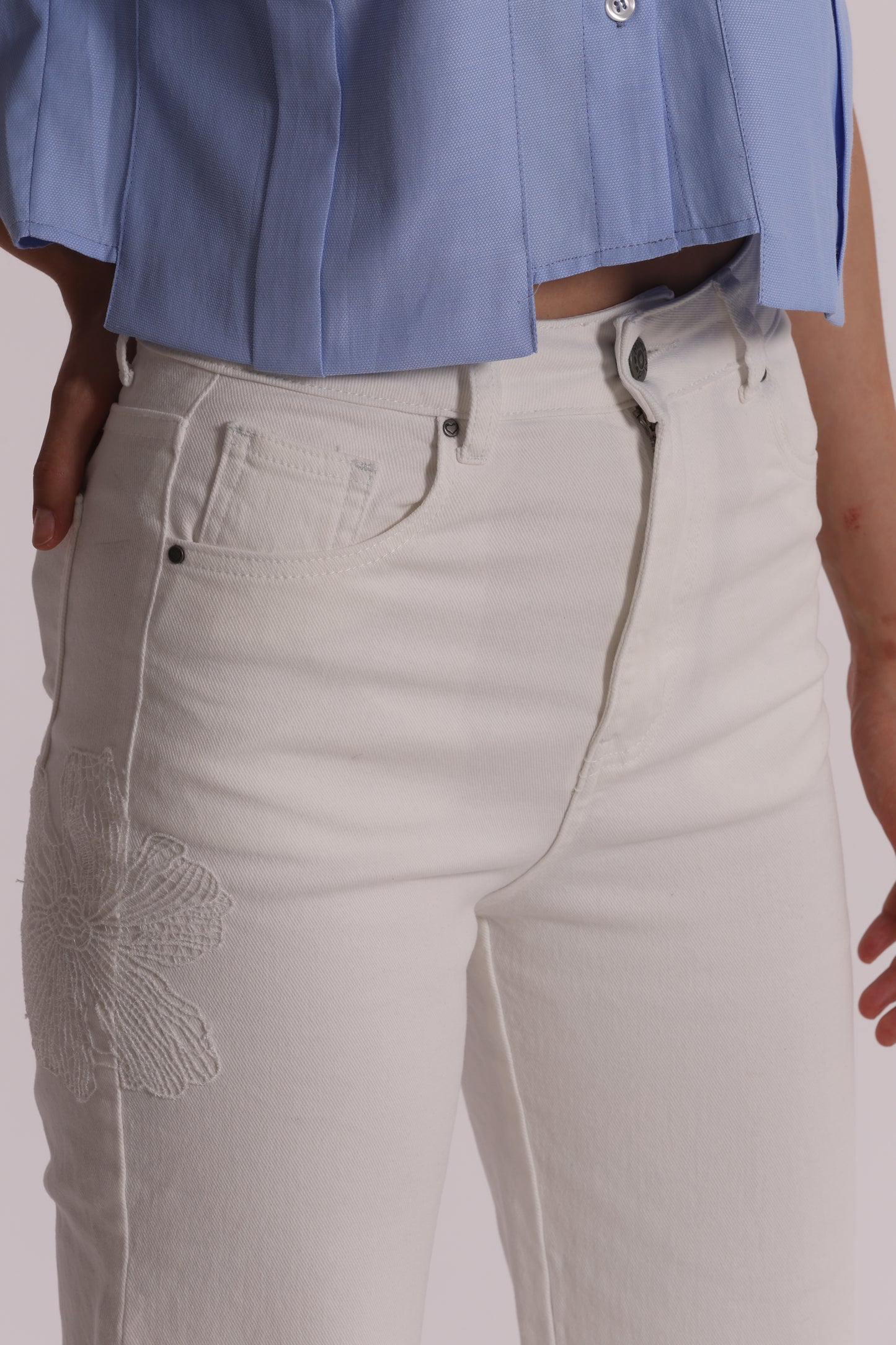 JEANS CON RICAMO FLOREALE