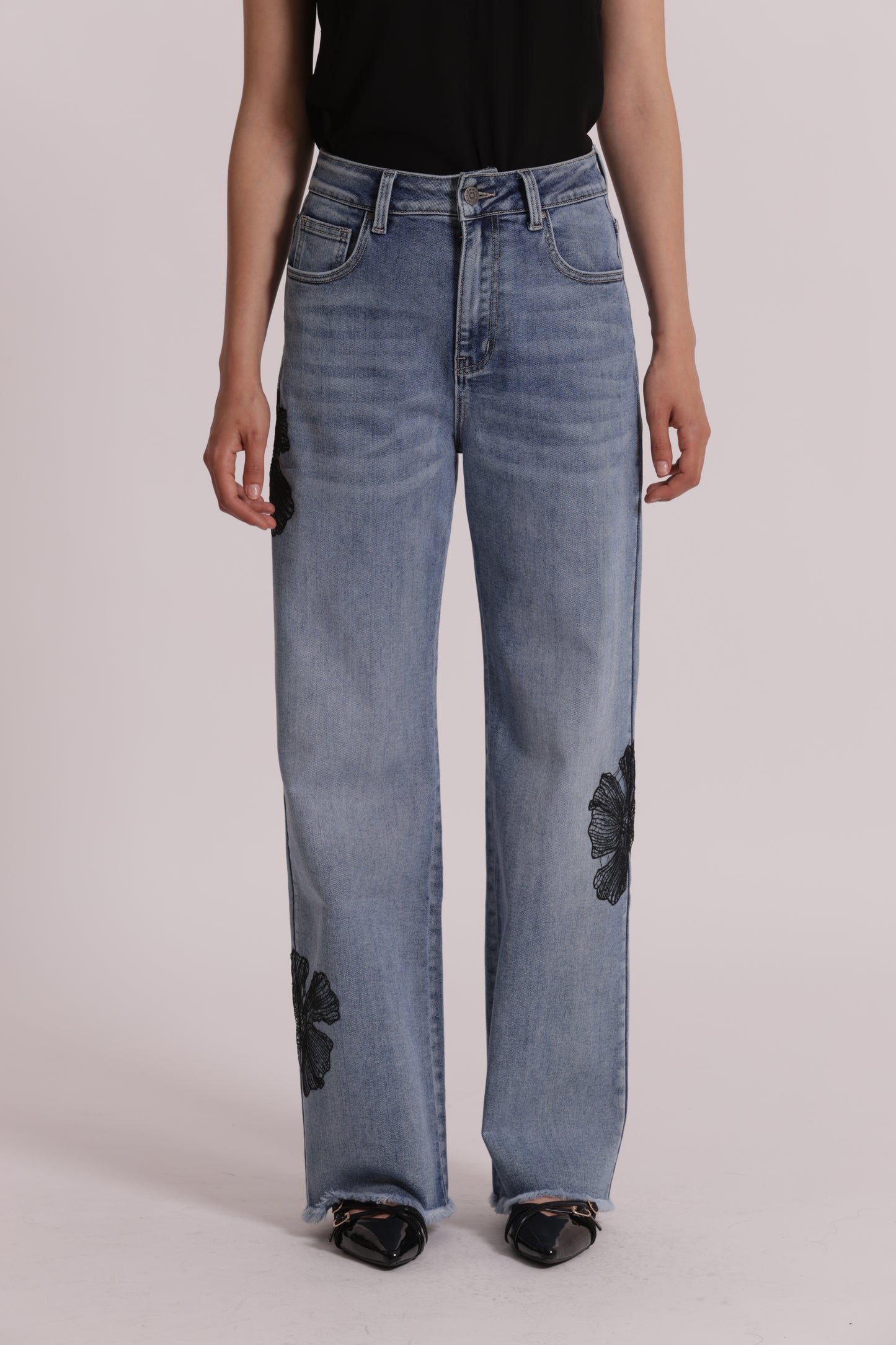 JEANS CON RICAMO FLOREALE