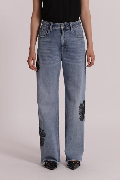 JEANS CON RICAMO FLOREALE