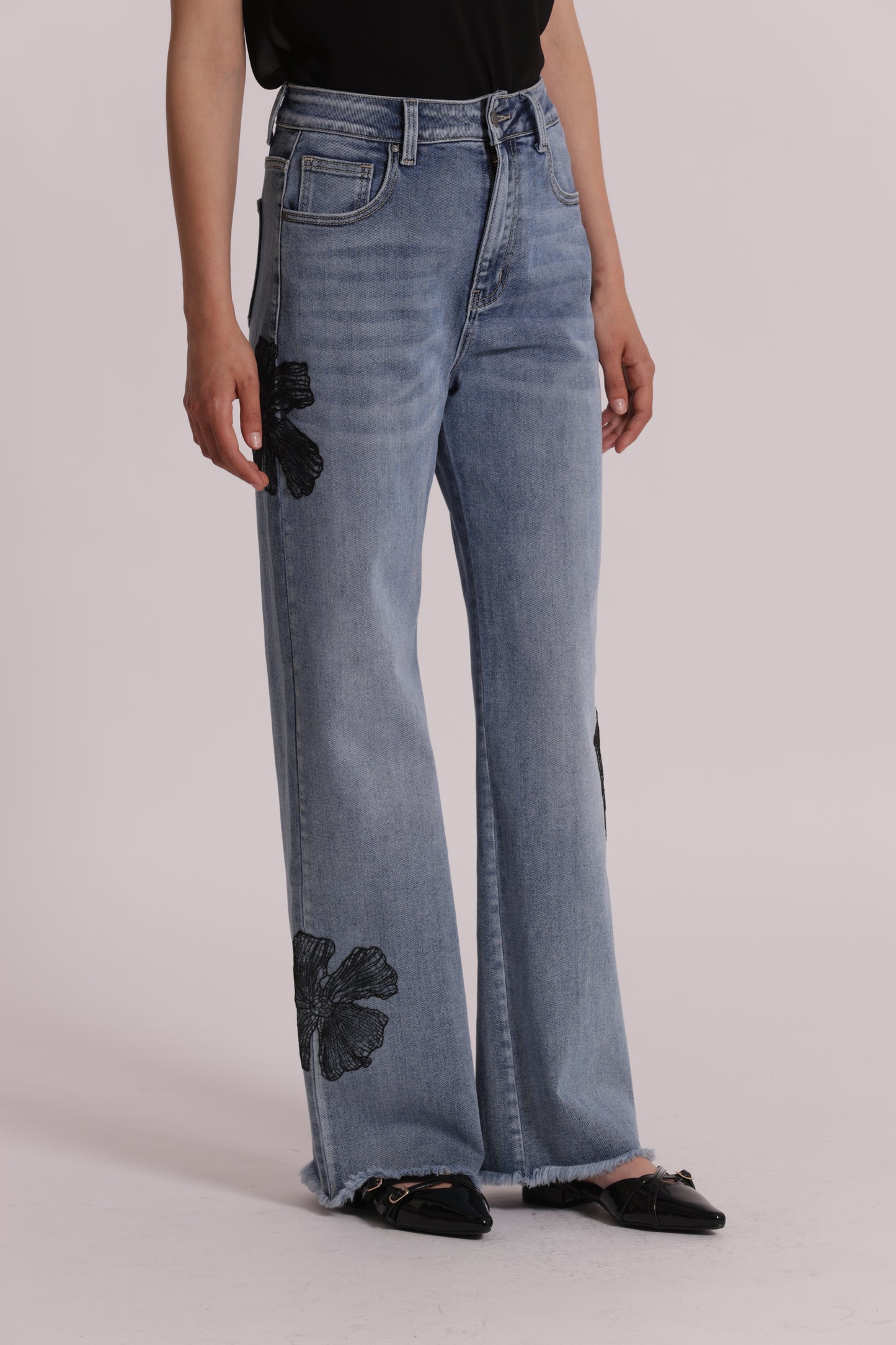 JEANS CON RICAMO FLOREALE