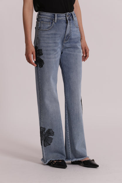 JEANS CON RICAMO FLOREALE