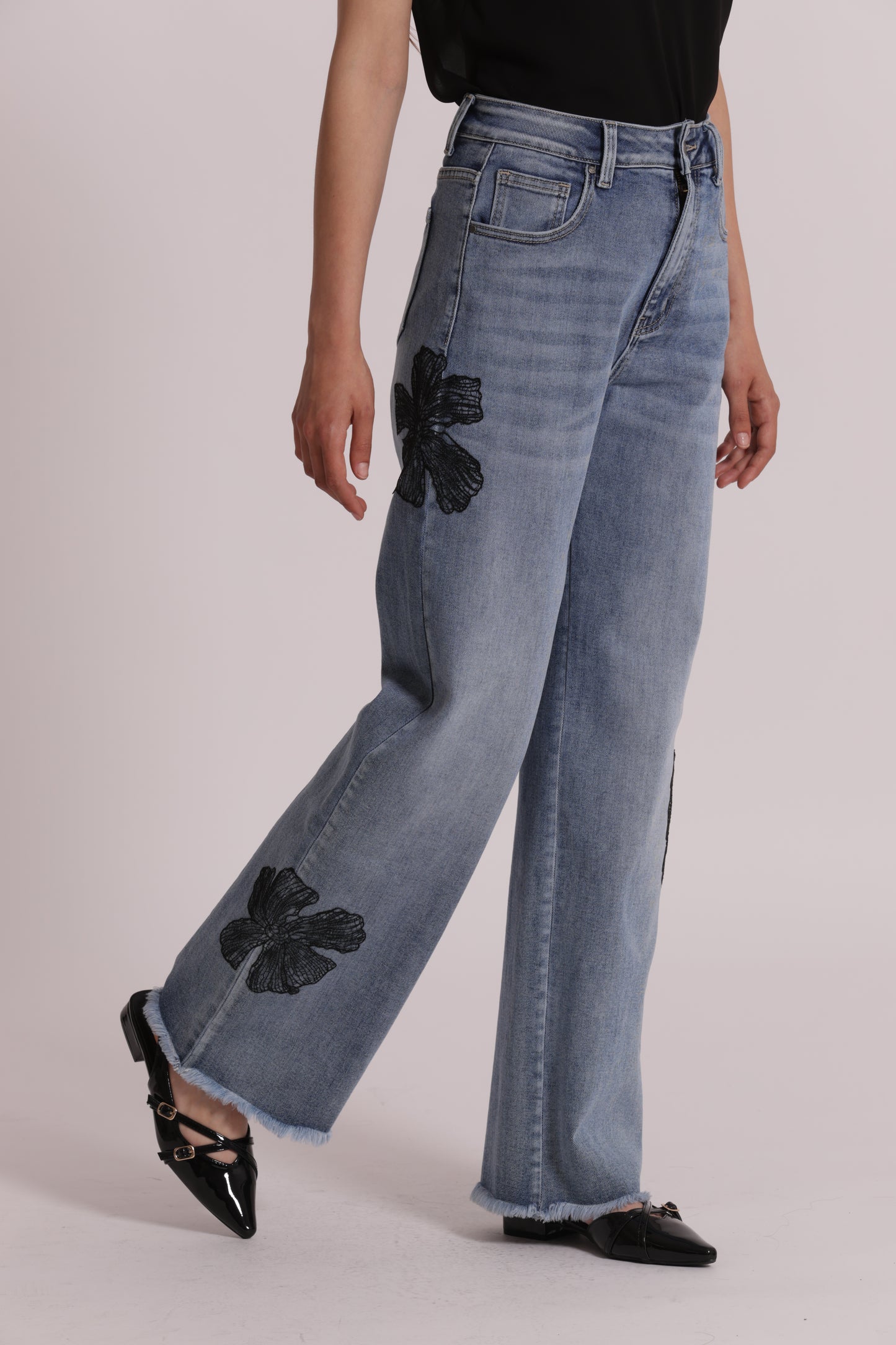 JEANS CON RICAMO FLOREALE