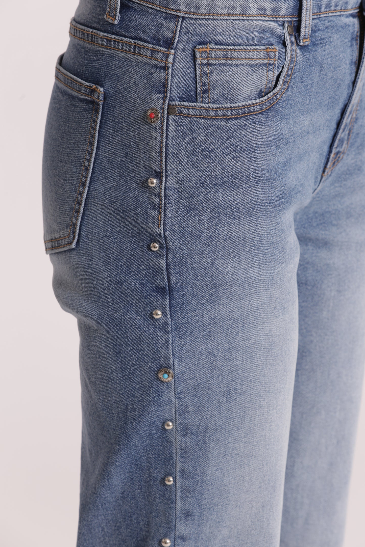 JEANS SIGARETTA CON BORCHIE LATERALI