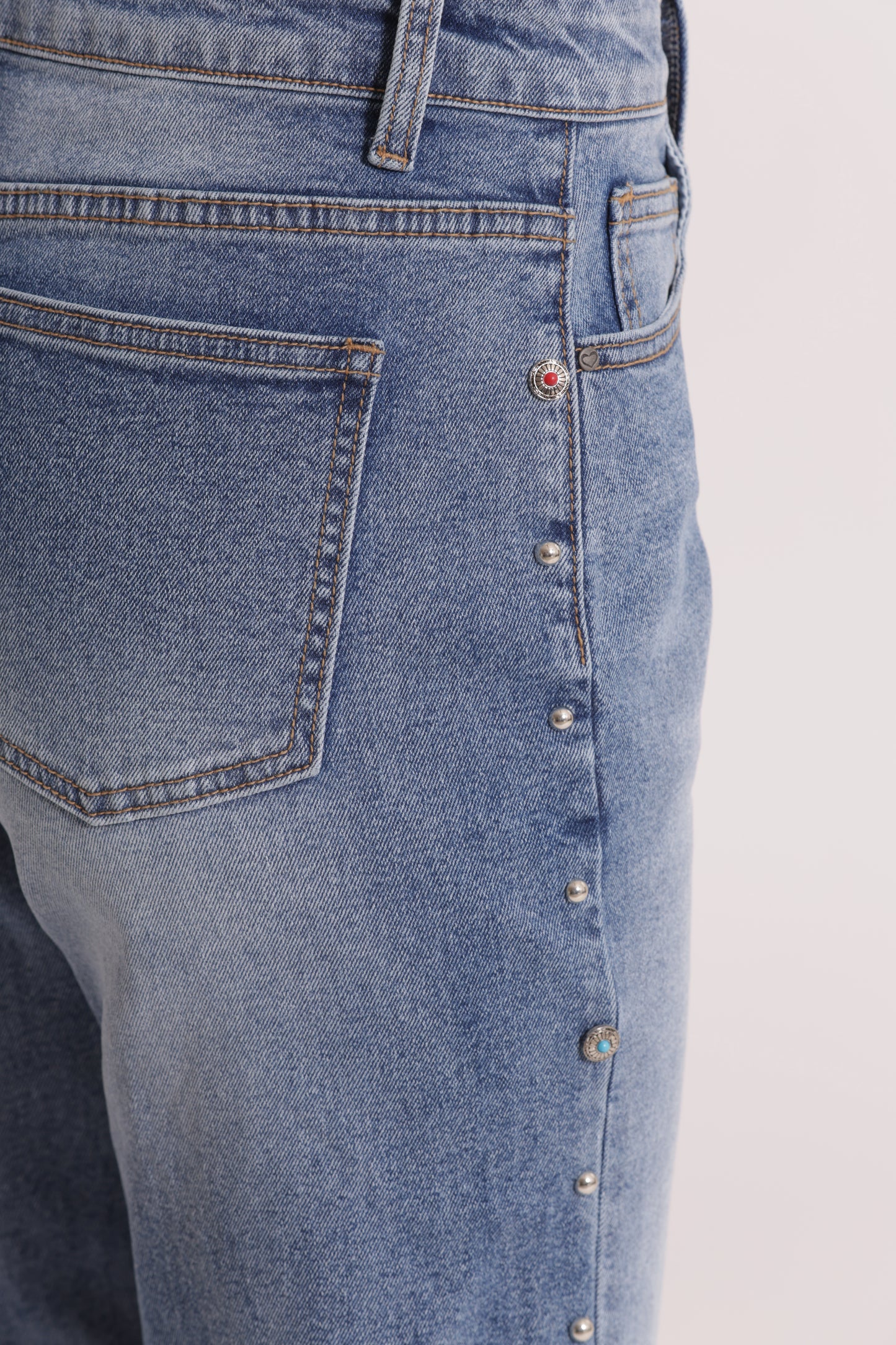 JEANS SIGARETTA CON BORCHIE LATERALI