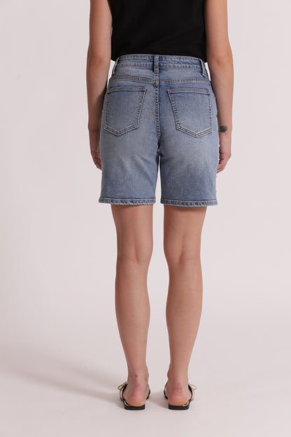 BERMUDA IN DENIM CON BORCHIE LATERALI