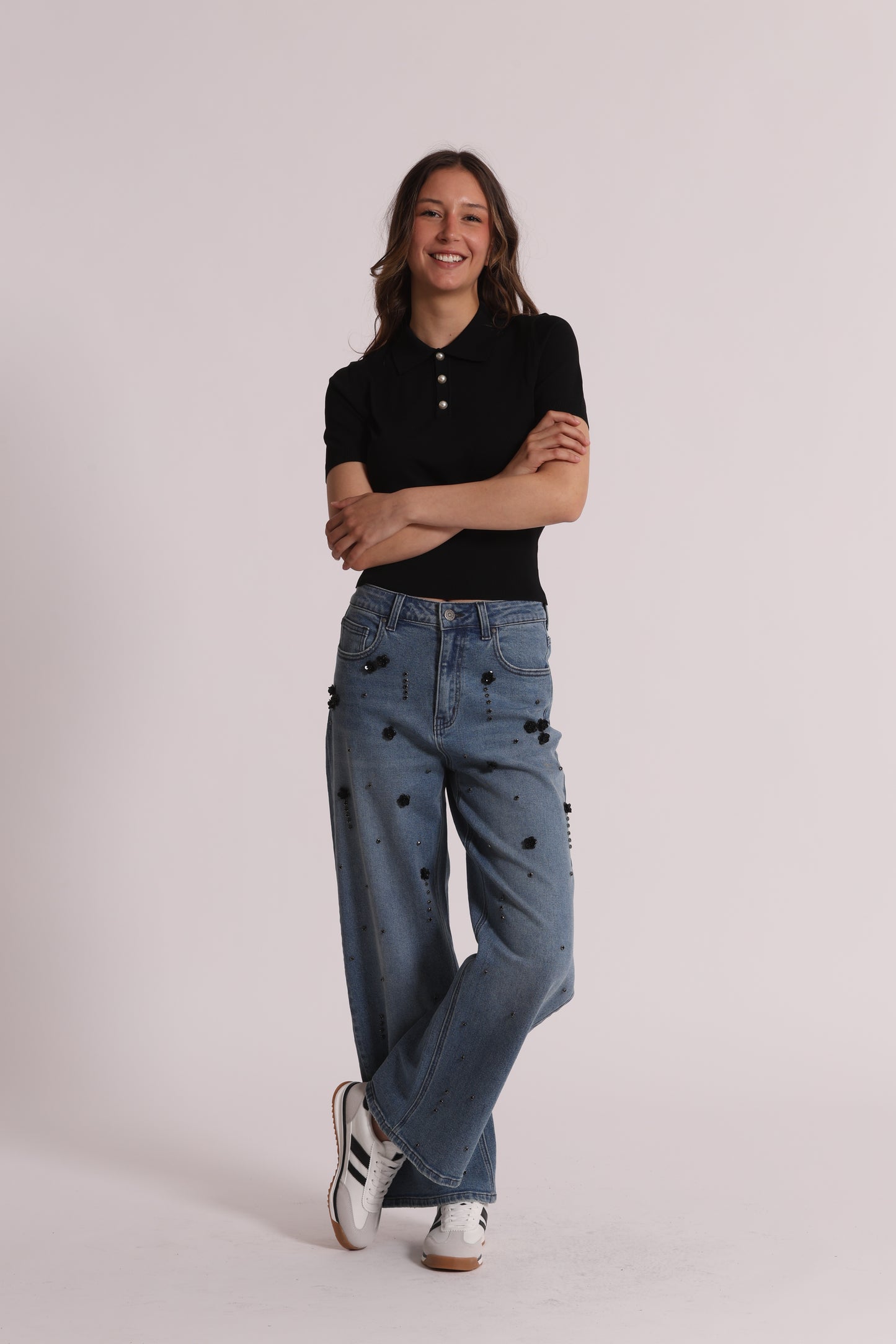 JEANS PALAZZO CON APPLICAZIONI FLOREALI