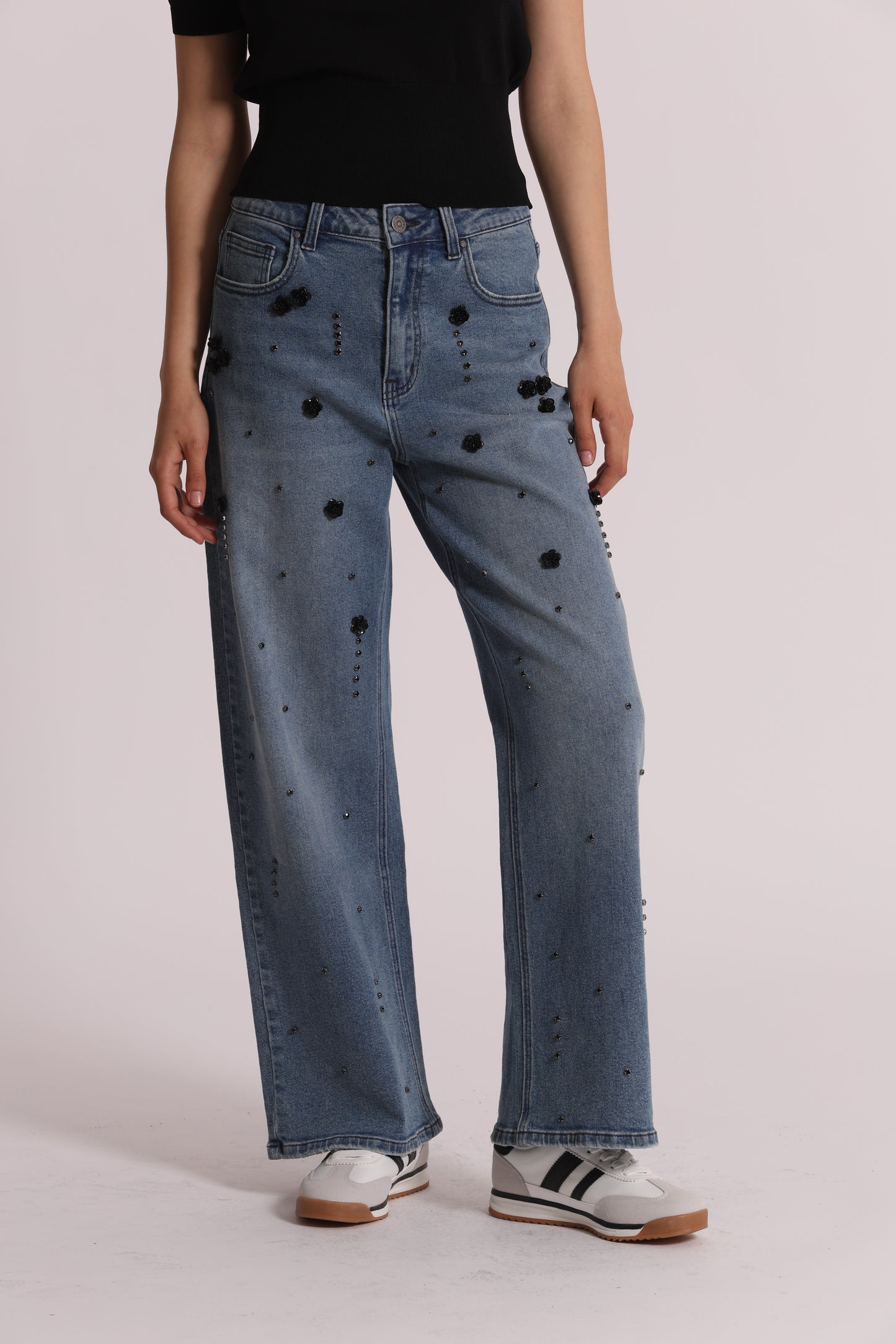 JEANS PALAZZO CON APPLICAZIONI FLOREALI