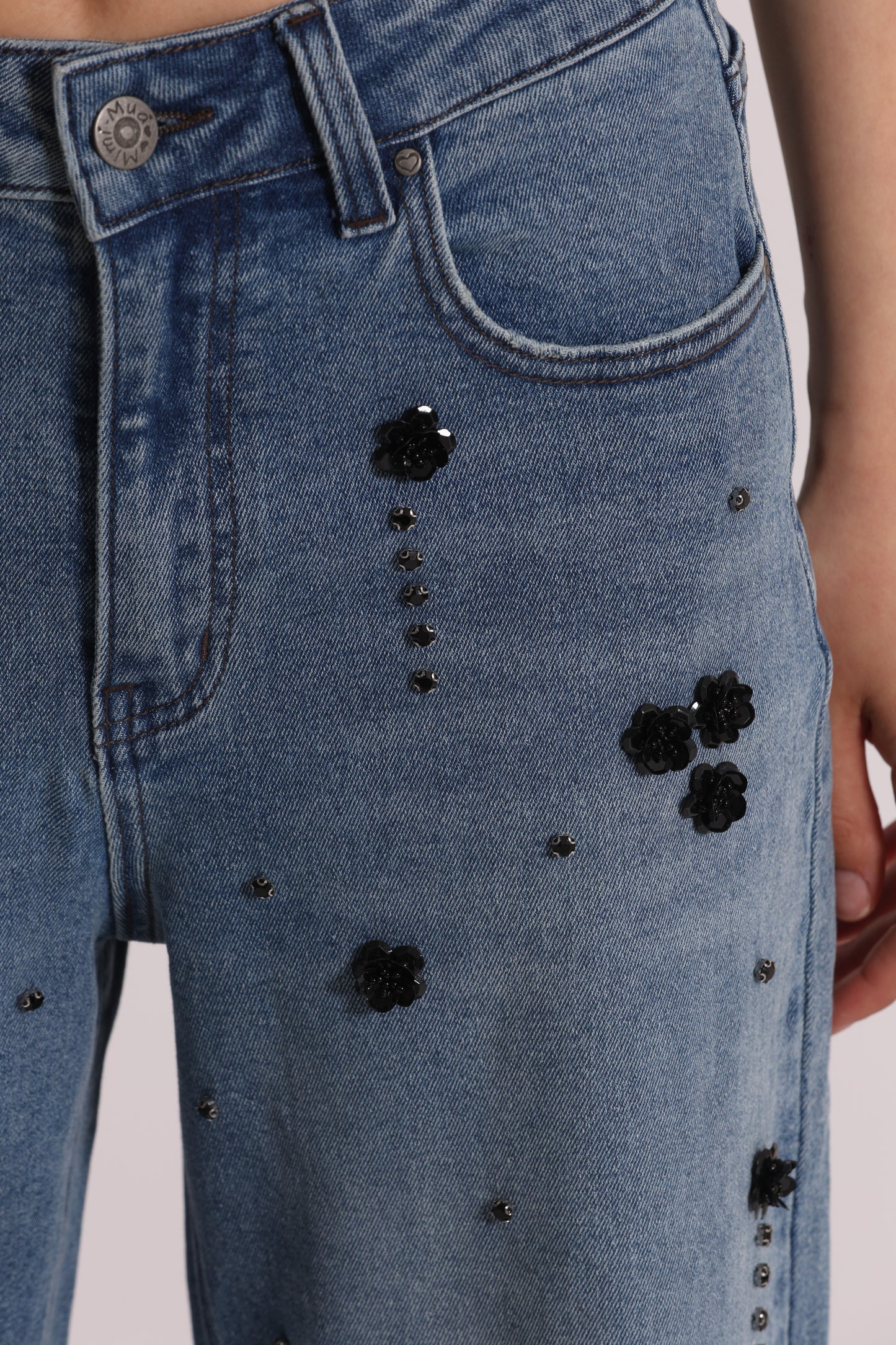 JEANS PALAZZO CON APPLICAZIONI FLOREALI