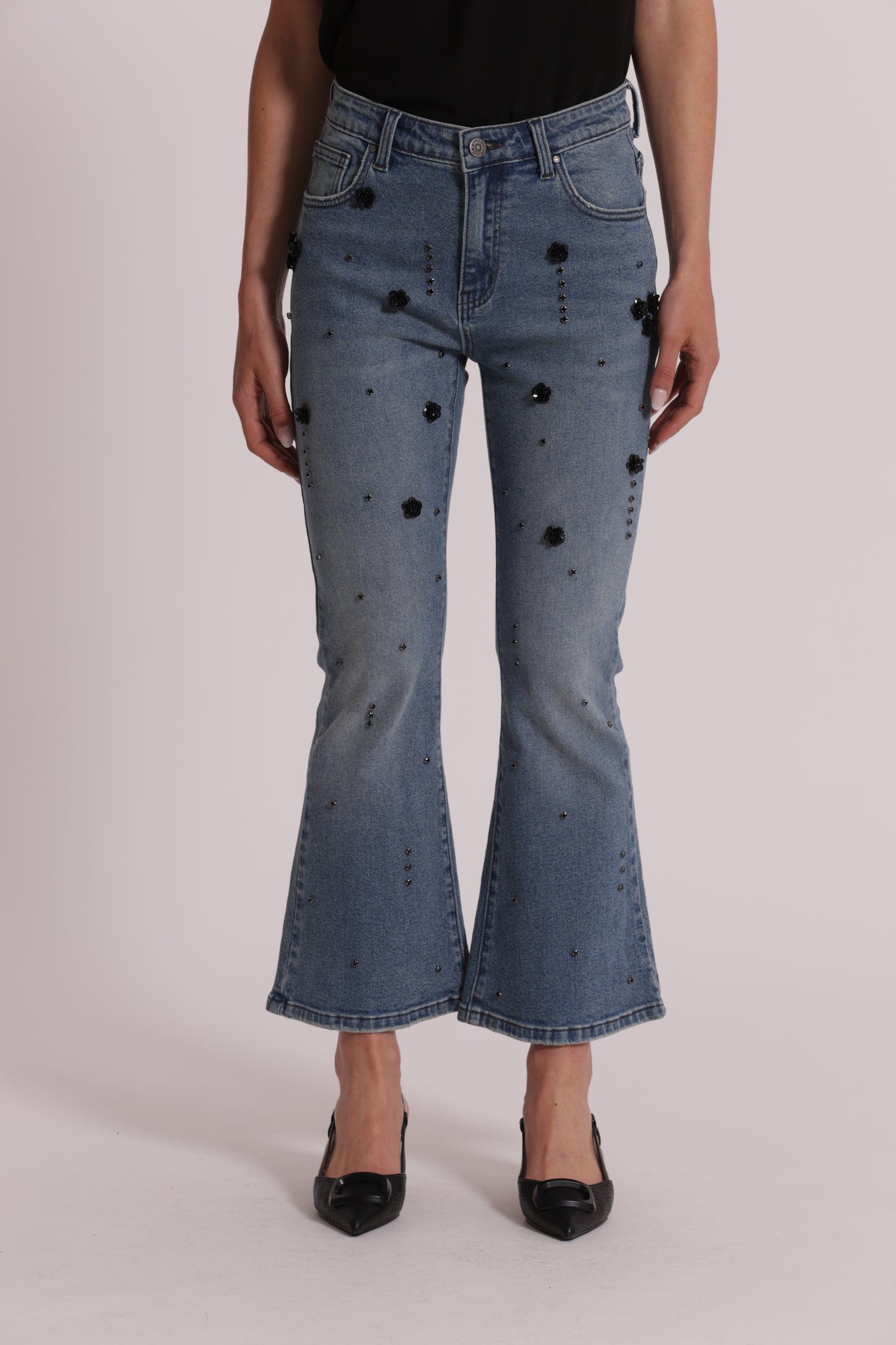JEANS FLARE CON APPLICAZIONI FLOREALI