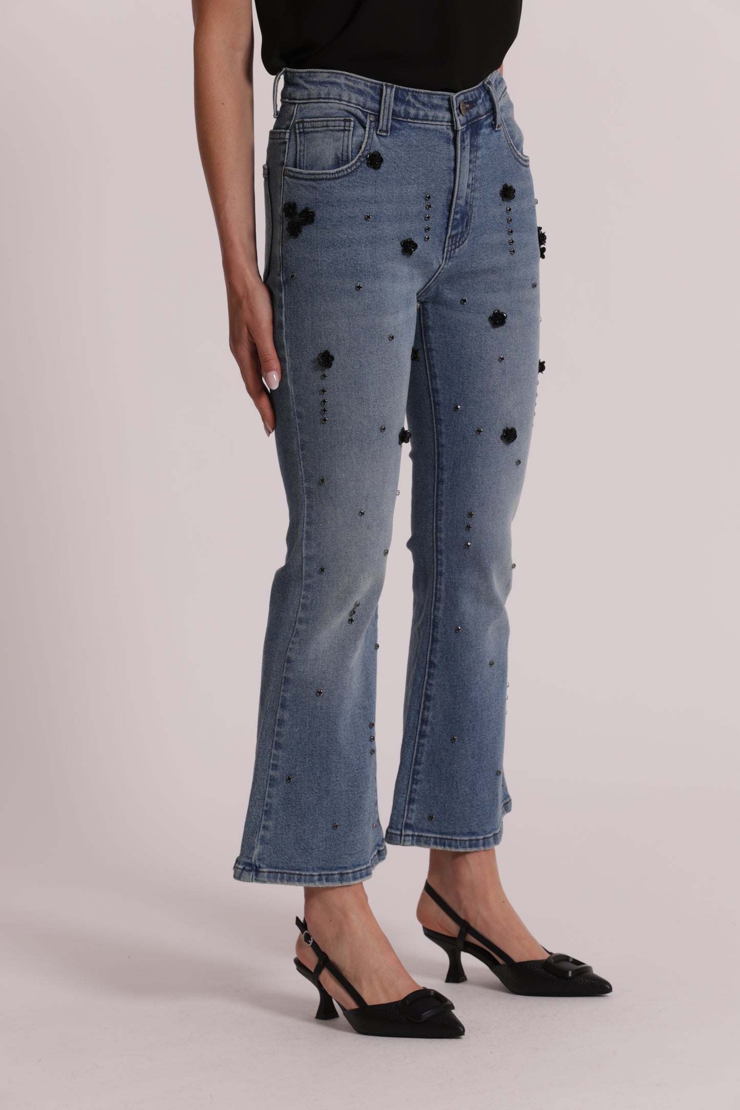 JEANS FLARE CON APPLICAZIONI FLOREALI