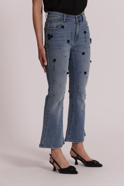 JEANS FLARE CON APPLICAZIONI FLOREALI
