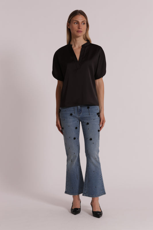 JEANS FLARE CON APPLICAZIONI FLOREALI