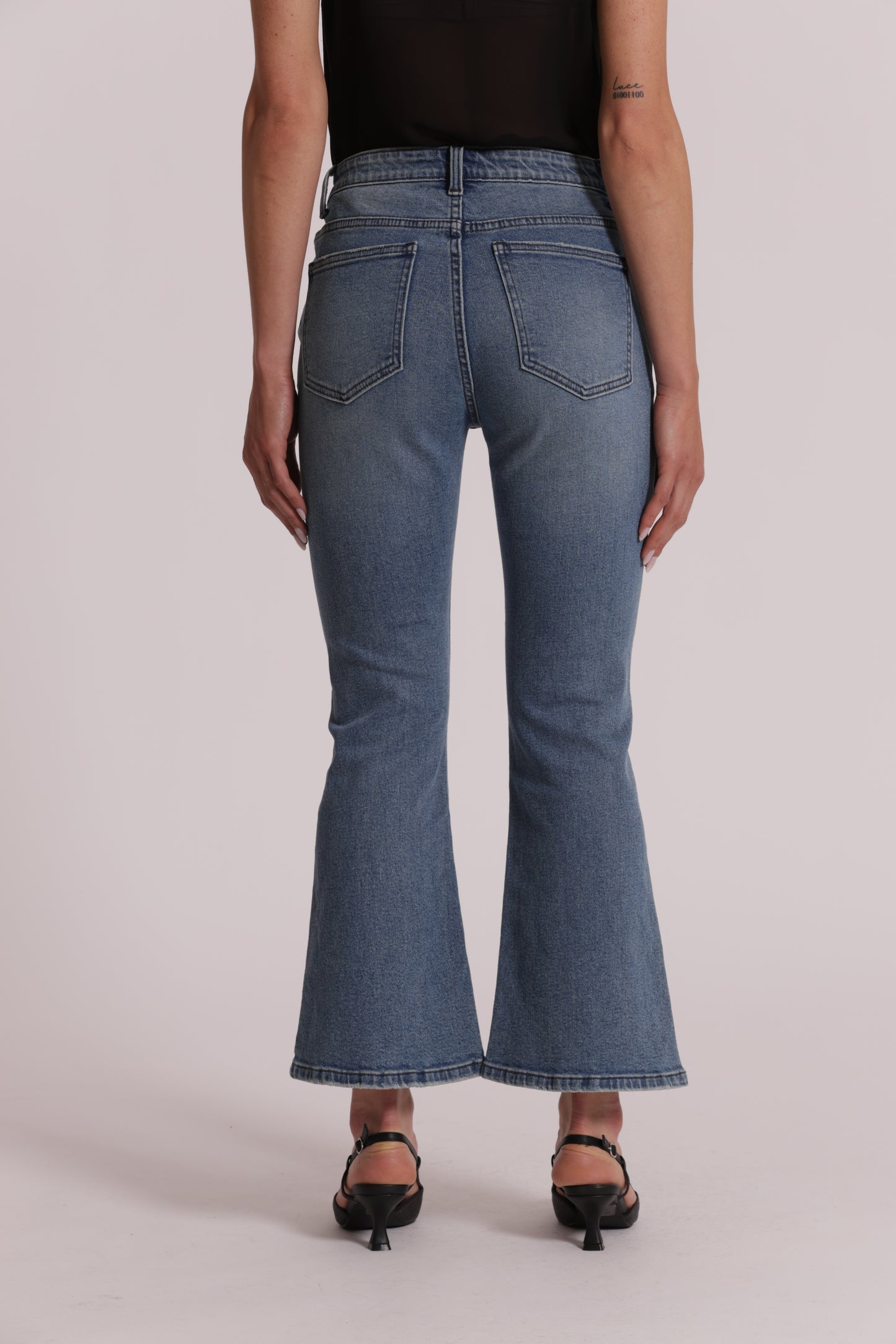 JEANS FLARE CON APPLICAZIONI FLOREALI