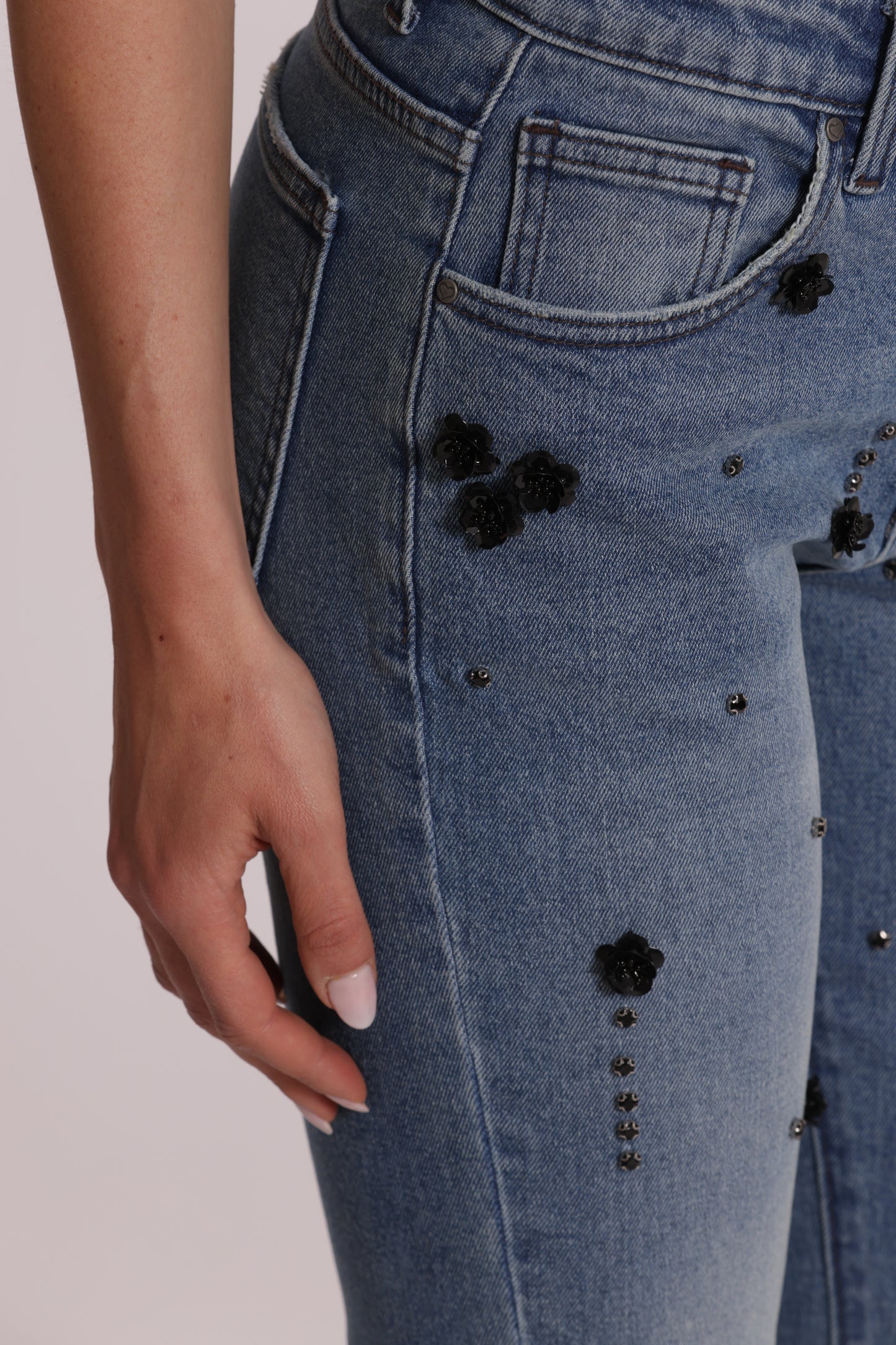 JEANS FLARE CON APPLICAZIONI FLOREALI