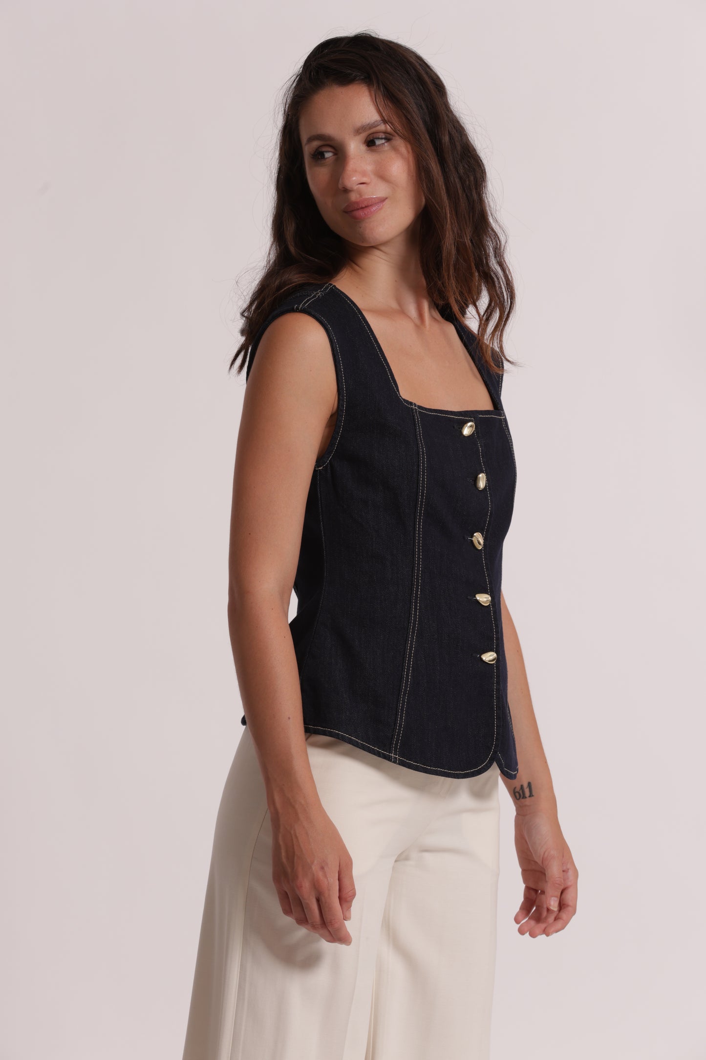 GILET IN DENIM CON BOTTONI ORO