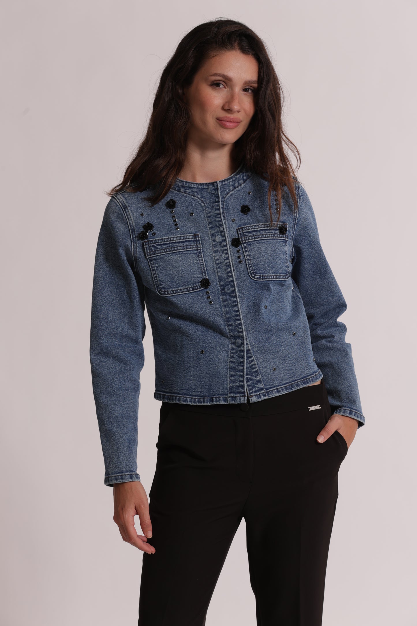 GIACCA CROPPED IN DENIM CON APPLICAZIONI FLOREALI