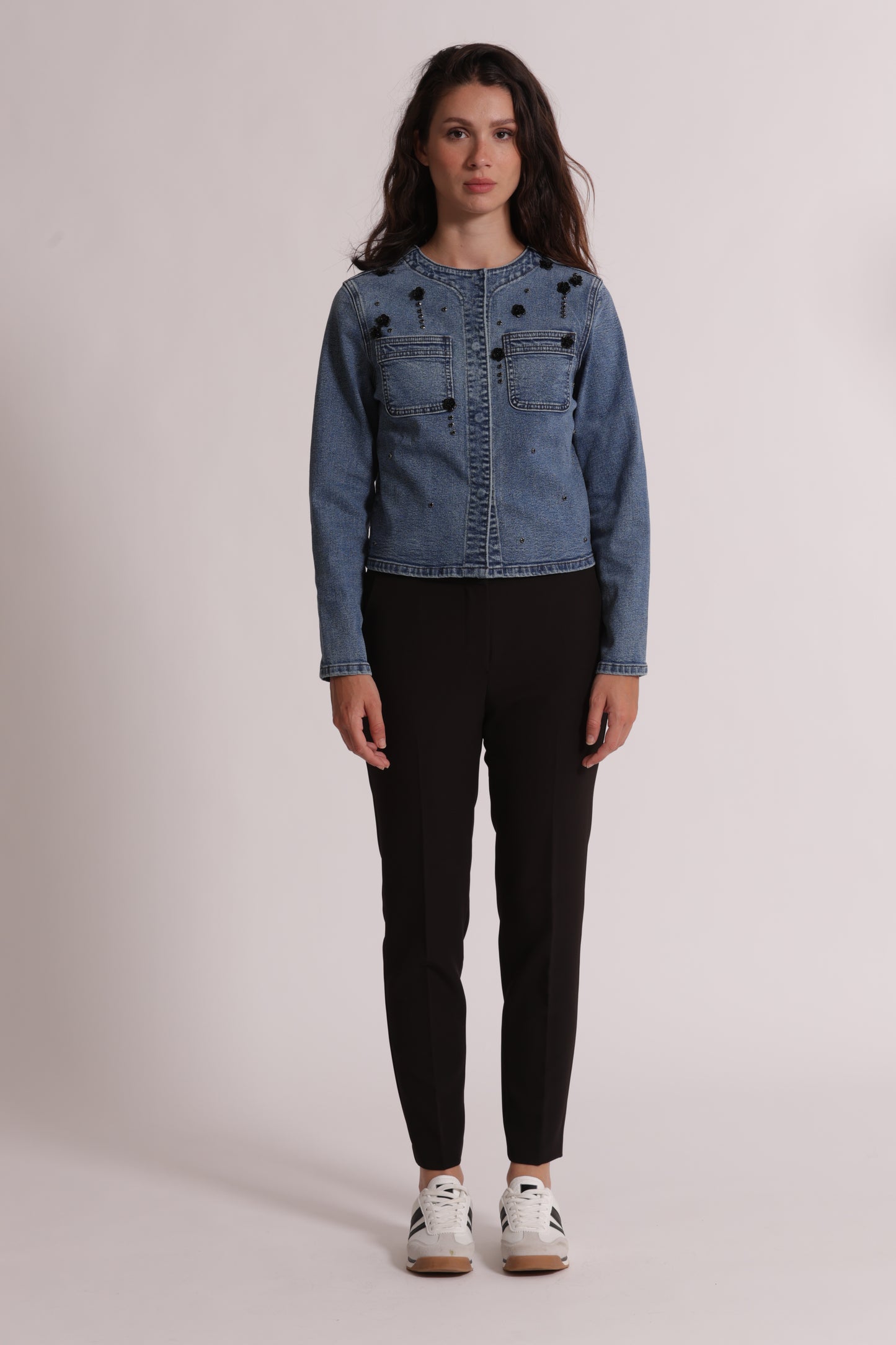 GIACCA CROPPED IN DENIM CON APPLICAZIONI FLOREALI