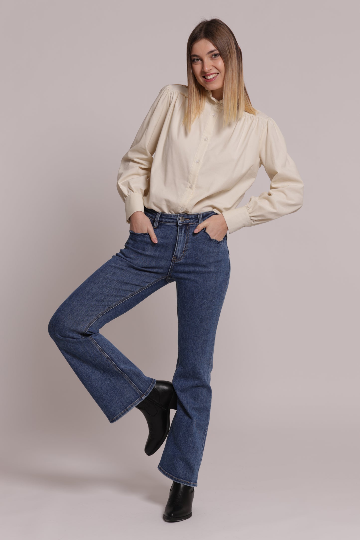 JEANS FLARE CON RICAMO ONDULATO SULLE TASCHE