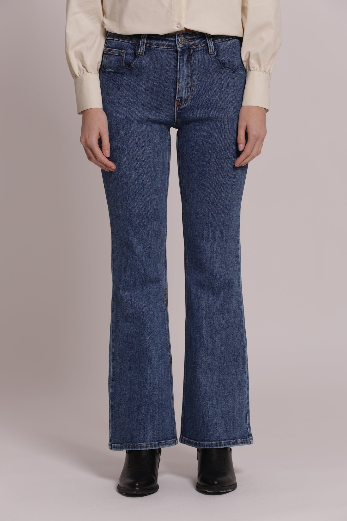 JEANS FLARE CON RICAMO ONDULATO SULLE TASCHE