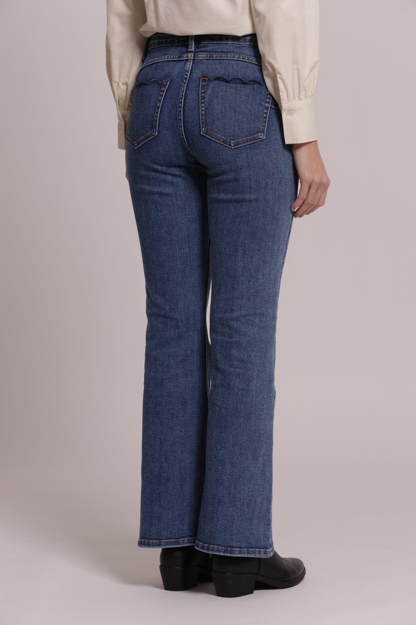 JEANS FLARE CON RICAMO ONDULATO SULLE TASCHE