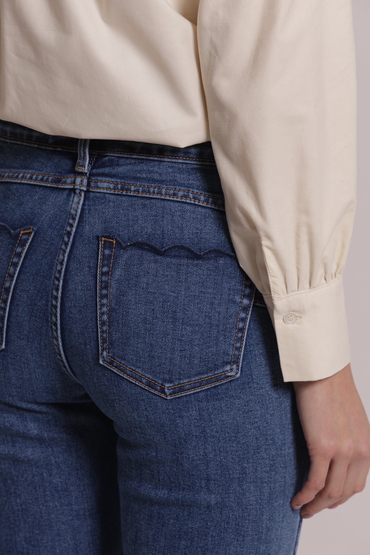 JEANS FLARE CON RICAMO ONDULATO SULLE TASCHE