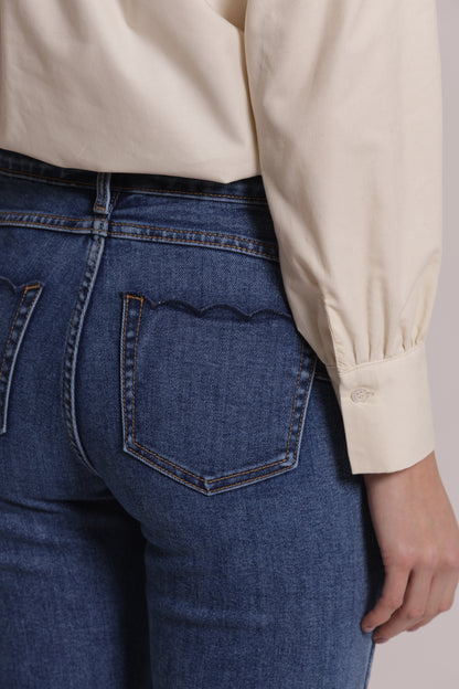 JEANS FLARE CON RICAMO ONDULATO SULLE TASCHE