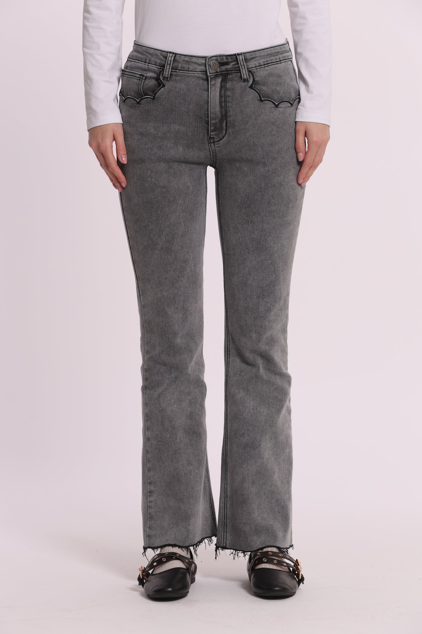 JEANS FLARE CON RICAMO ONDULATO SULLE TASCHE