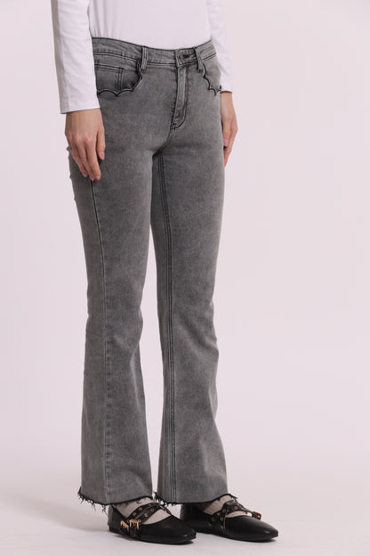 JEANS FLARE CON RICAMO ONDULATO SULLE TASCHE