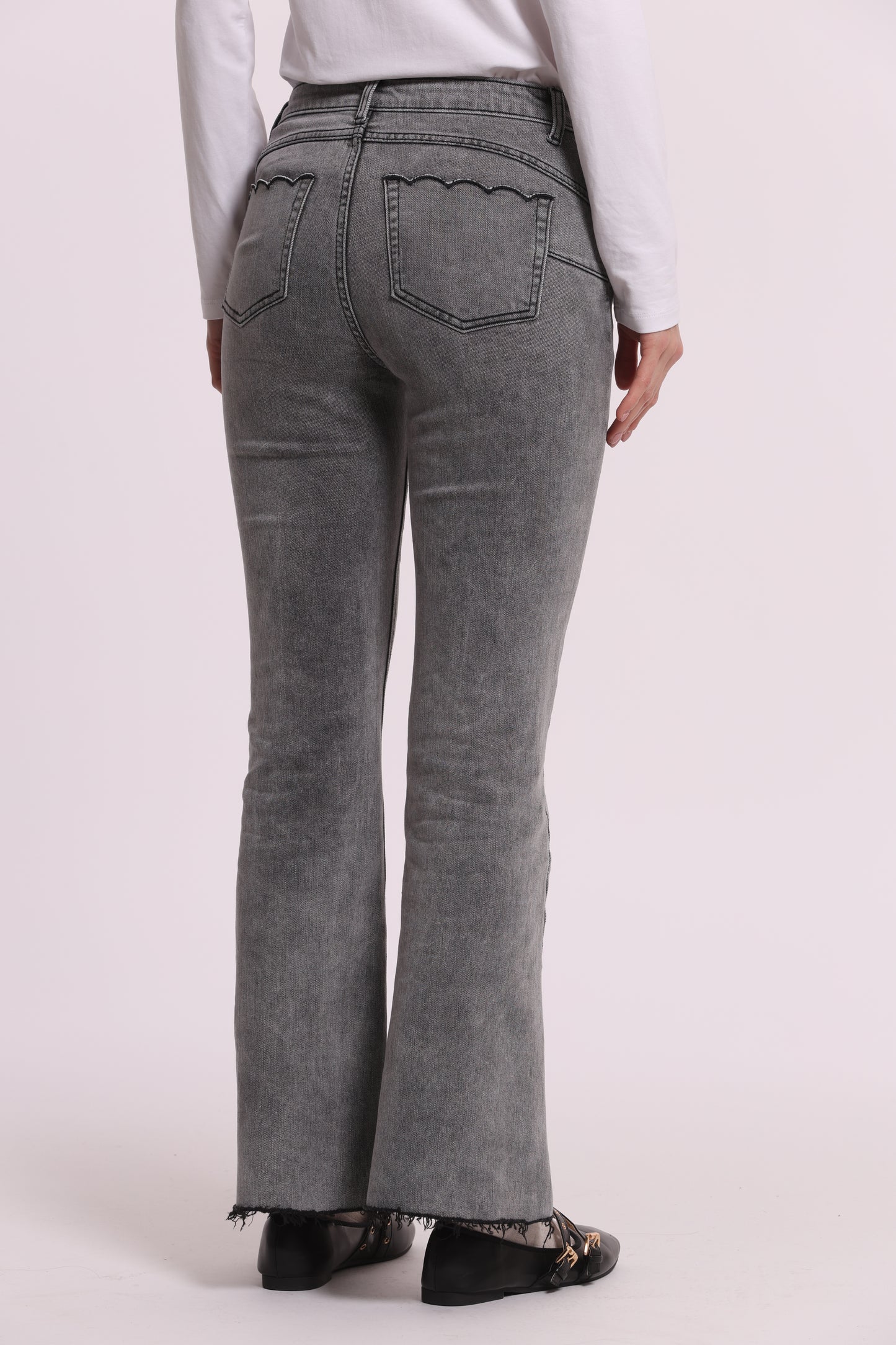 JEANS FLARE CON RICAMO ONDULATO SULLE TASCHE