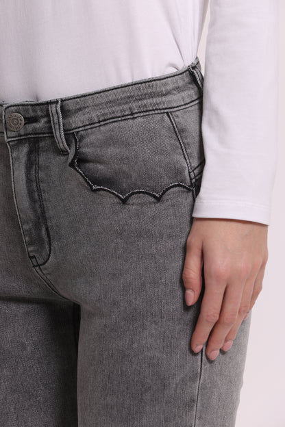 JEANS FLARE CON RICAMO ONDULATO SULLE TASCHE