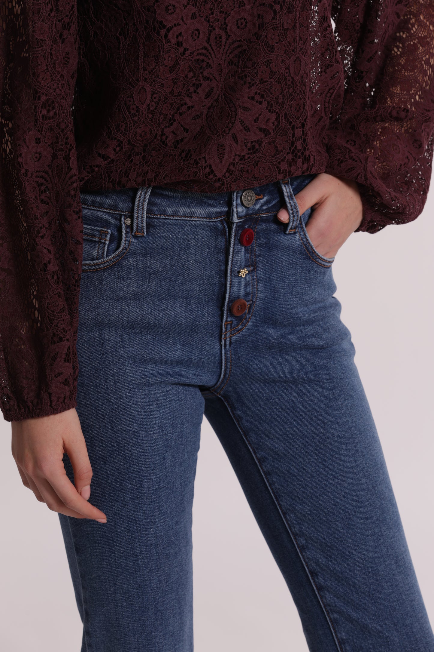 JEANS SIGARETTA CON BOTTONI VELLUTO E GIOIELLO