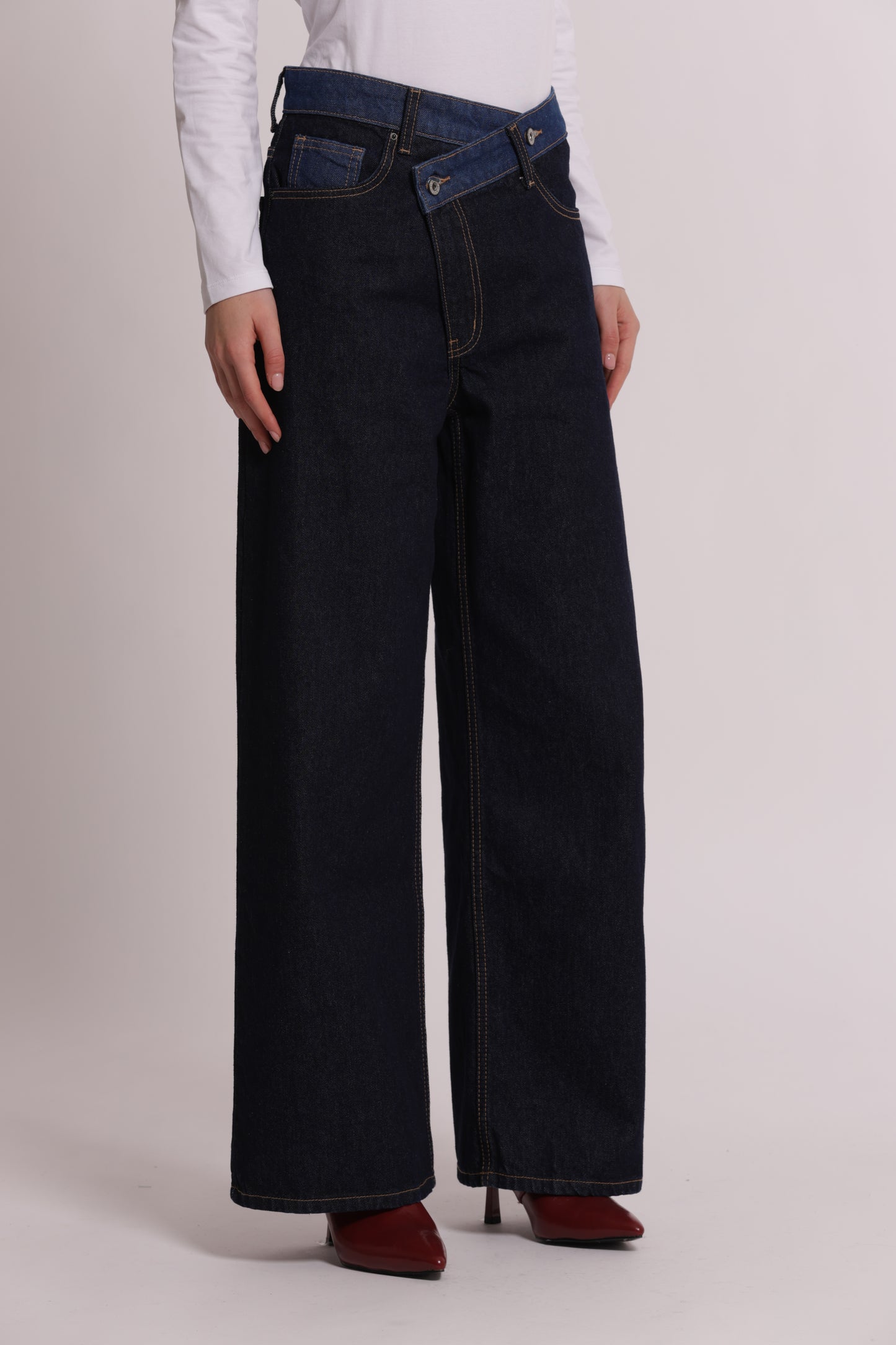 JEANS A GAMBA LARGA CON VITA INCROCIATA