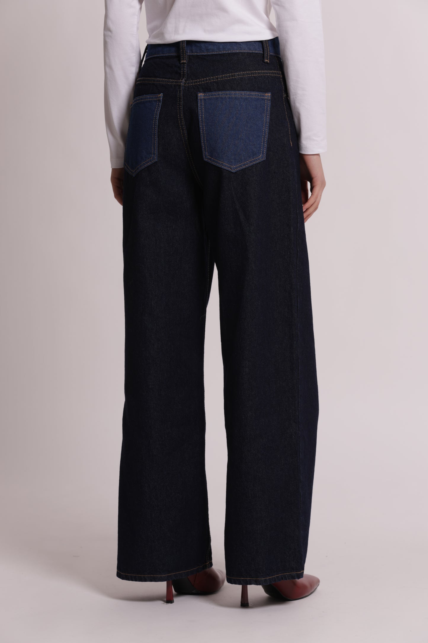 JEANS A GAMBA LARGA CON VITA INCROCIATA