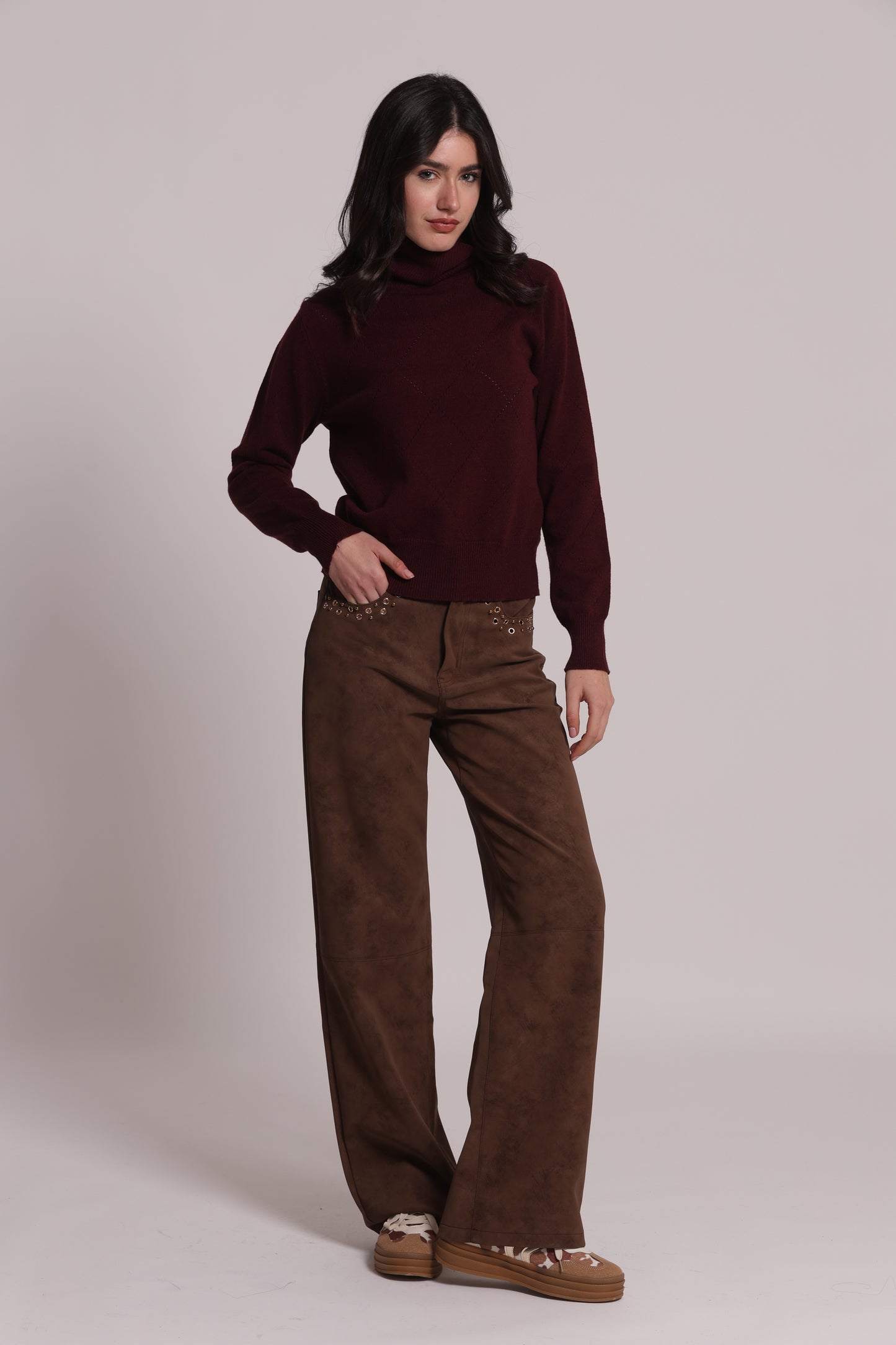 PANTALONE IN TESSUTO SPALMATO CON BORCHIE