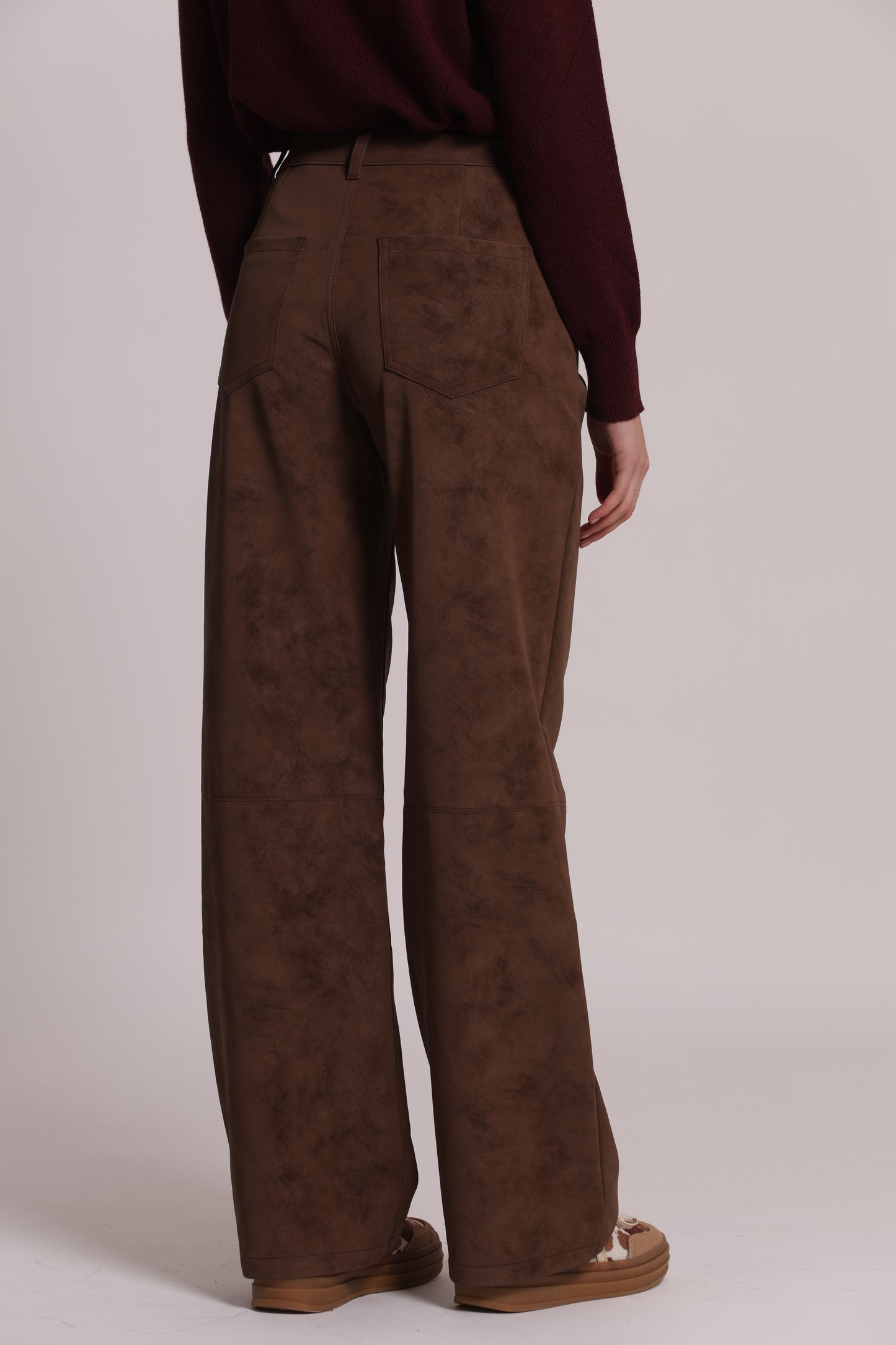 PANTALONE IN TESSUTO SPALMATO CON BORCHIE