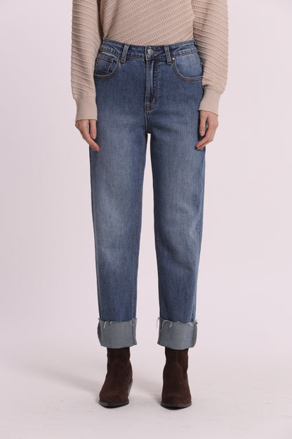JEANS CON RISVOLTO SUL FONDO