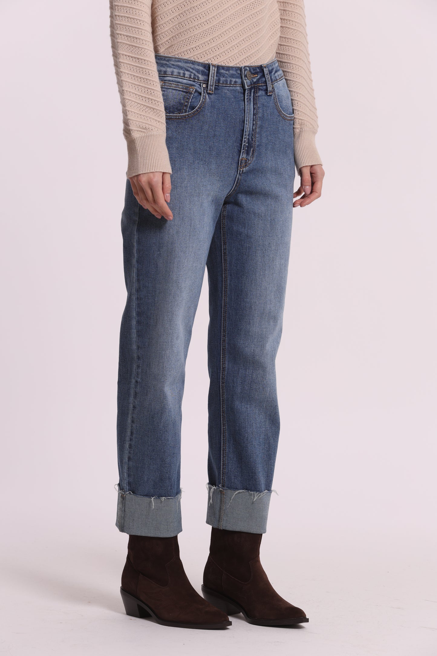 JEANS CON RISVOLTO SUL FONDO