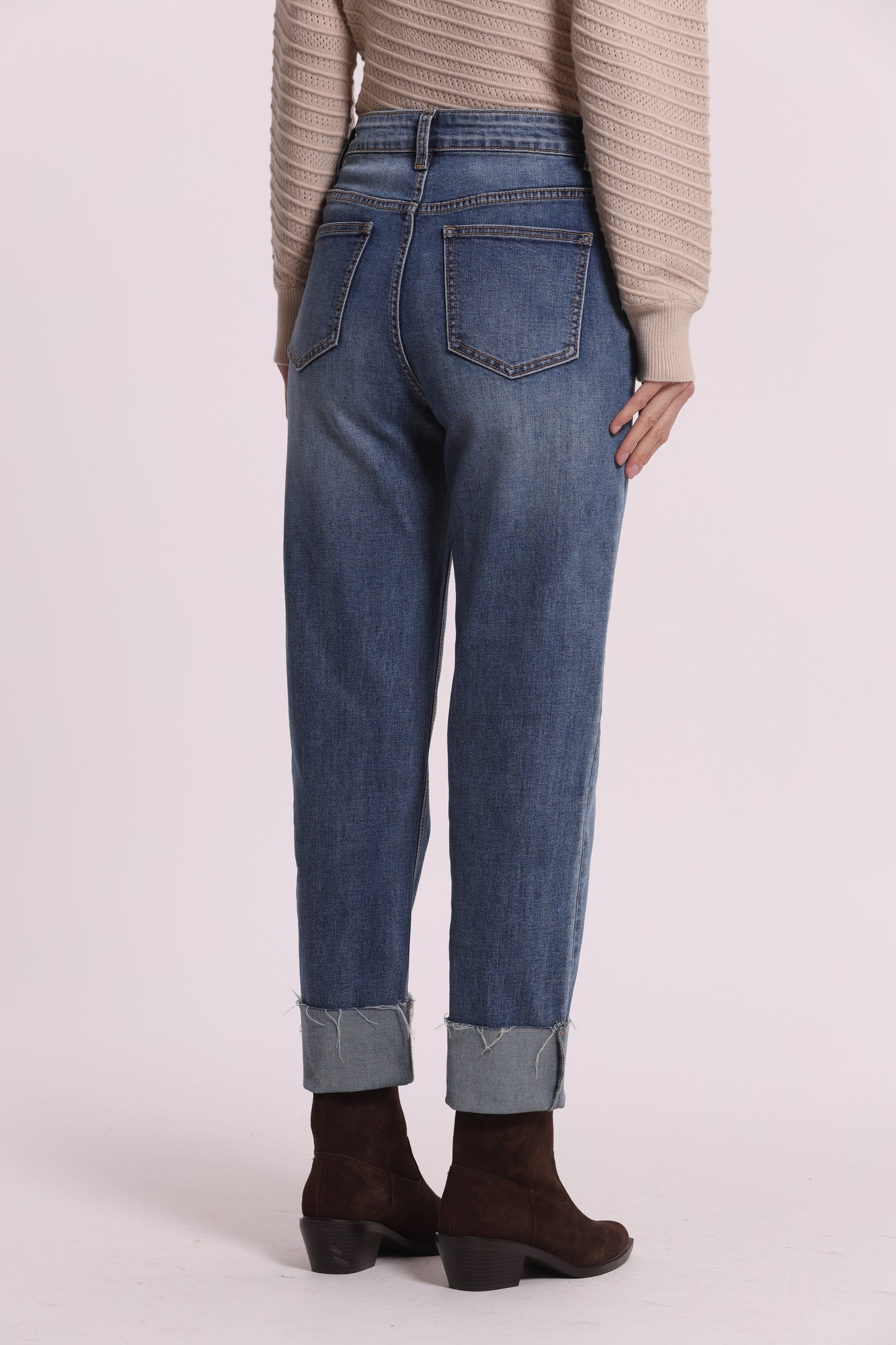 JEANS CON RISVOLTO SUL FONDO