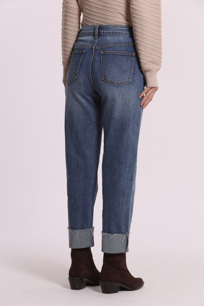JEANS CON RISVOLTO SUL FONDO