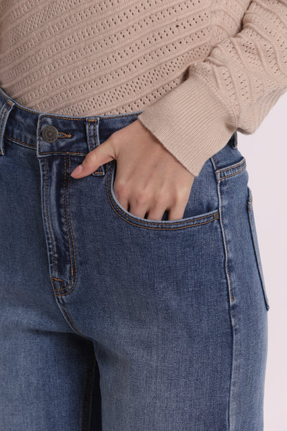 JEANS CON RISVOLTO SUL FONDO