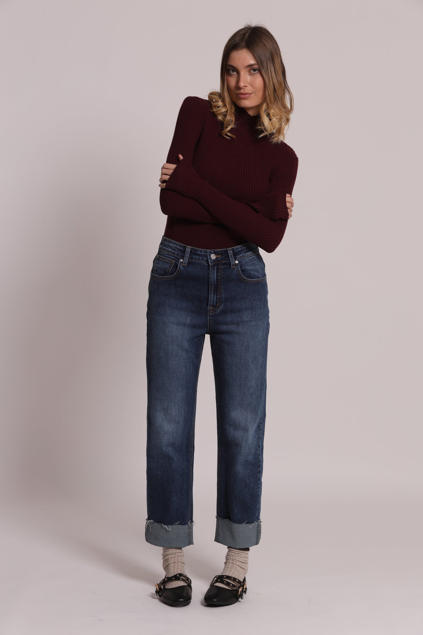JEANS CON RISVOLTO SUL FONDO