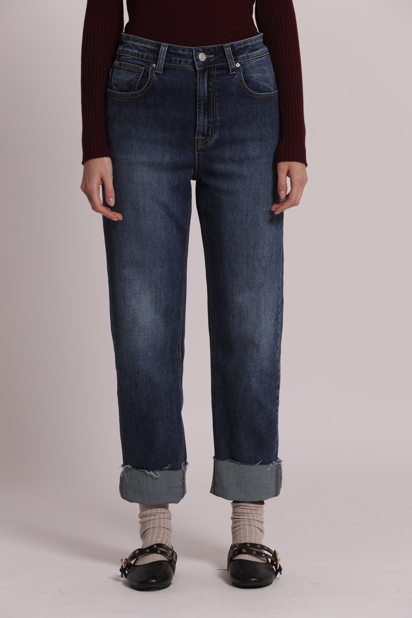 JEANS CON RISVOLTO SUL FONDO