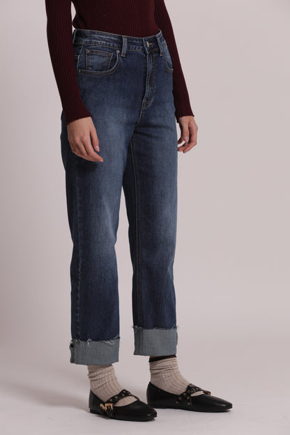 JEANS CON RISVOLTO SUL FONDO