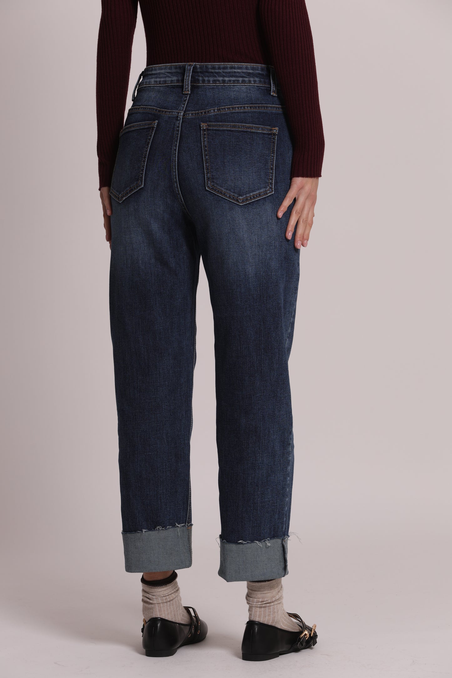 JEANS CON RISVOLTO SUL FONDO