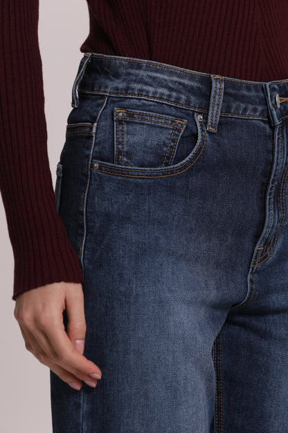 JEANS CON RISVOLTO SUL FONDO